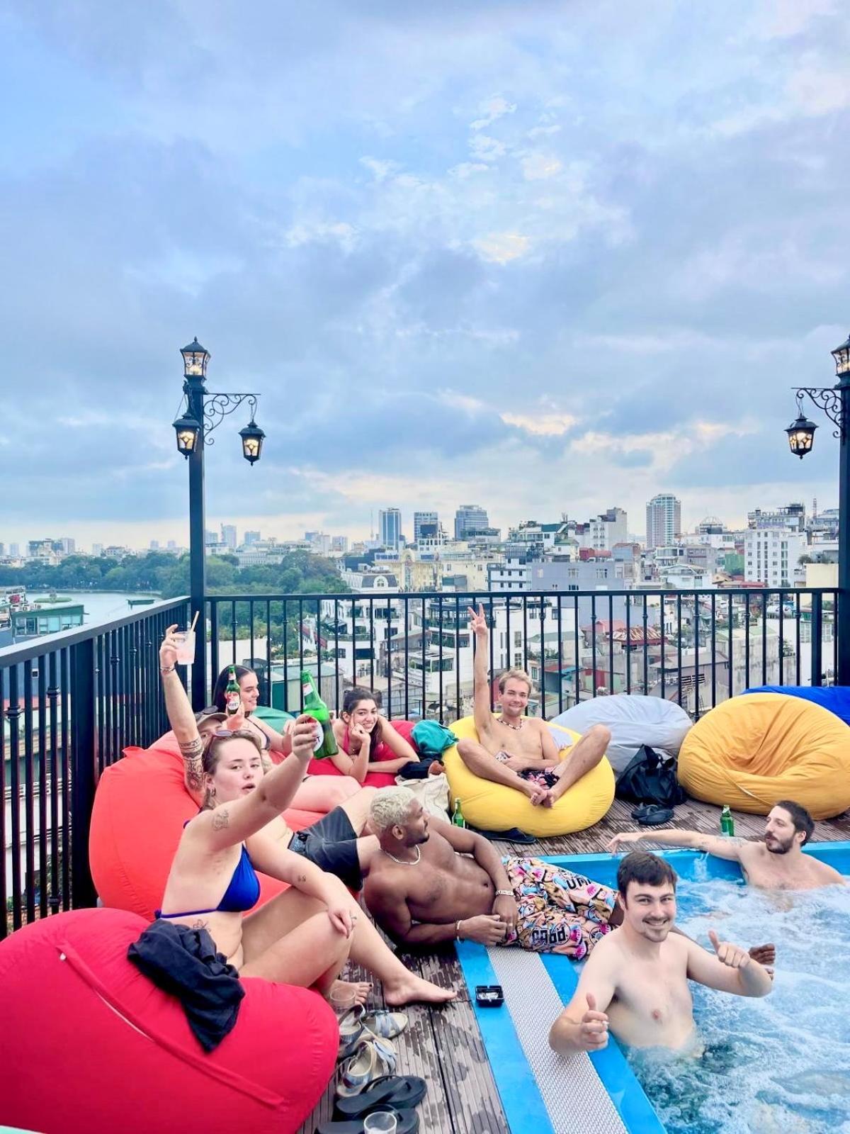 האנוי Lakeview Backpackers Hostel & Rooftop Bar מראה חיצוני תמונה