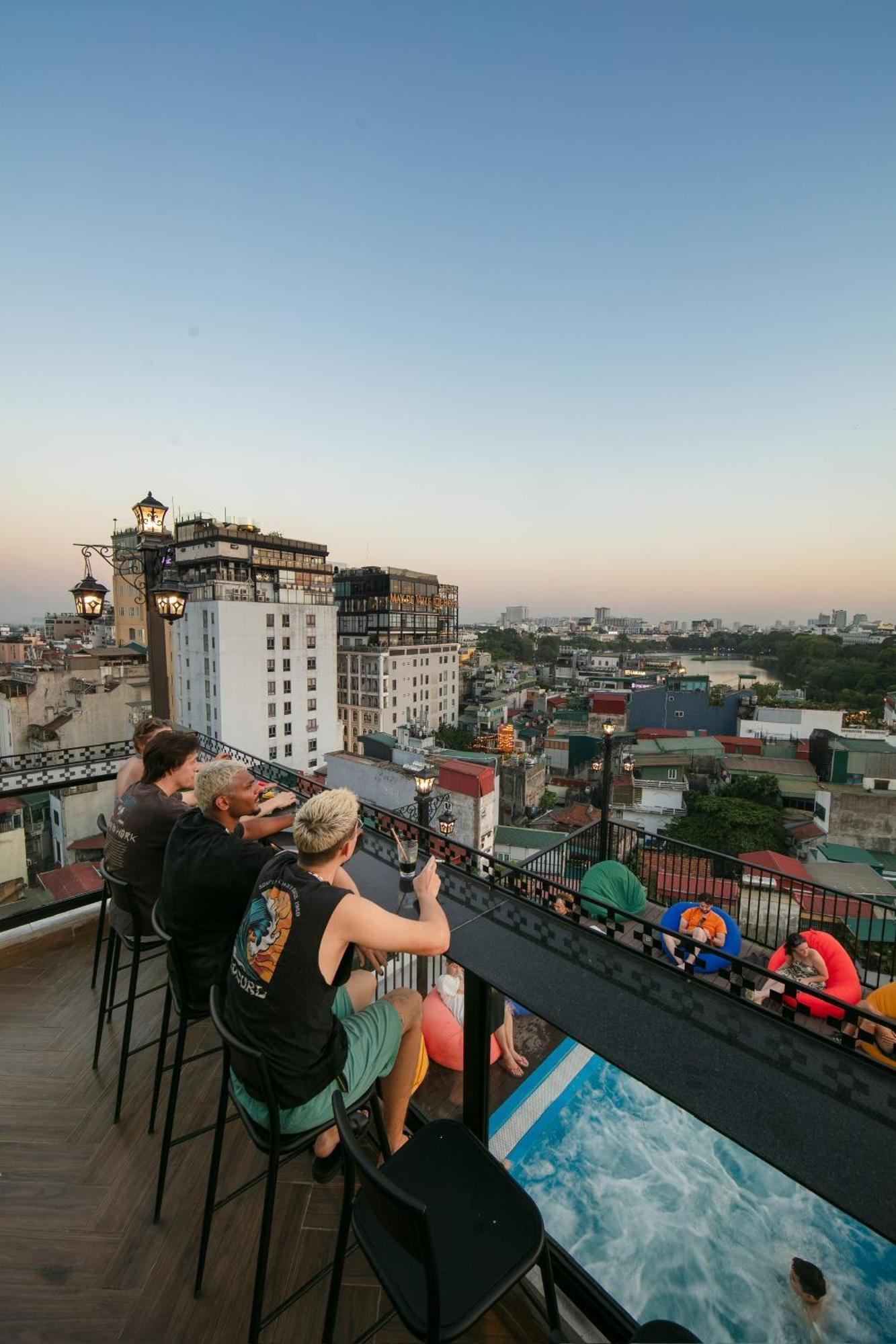 האנוי Lakeview Backpackers Hostel & Rooftop Bar מראה חיצוני תמונה