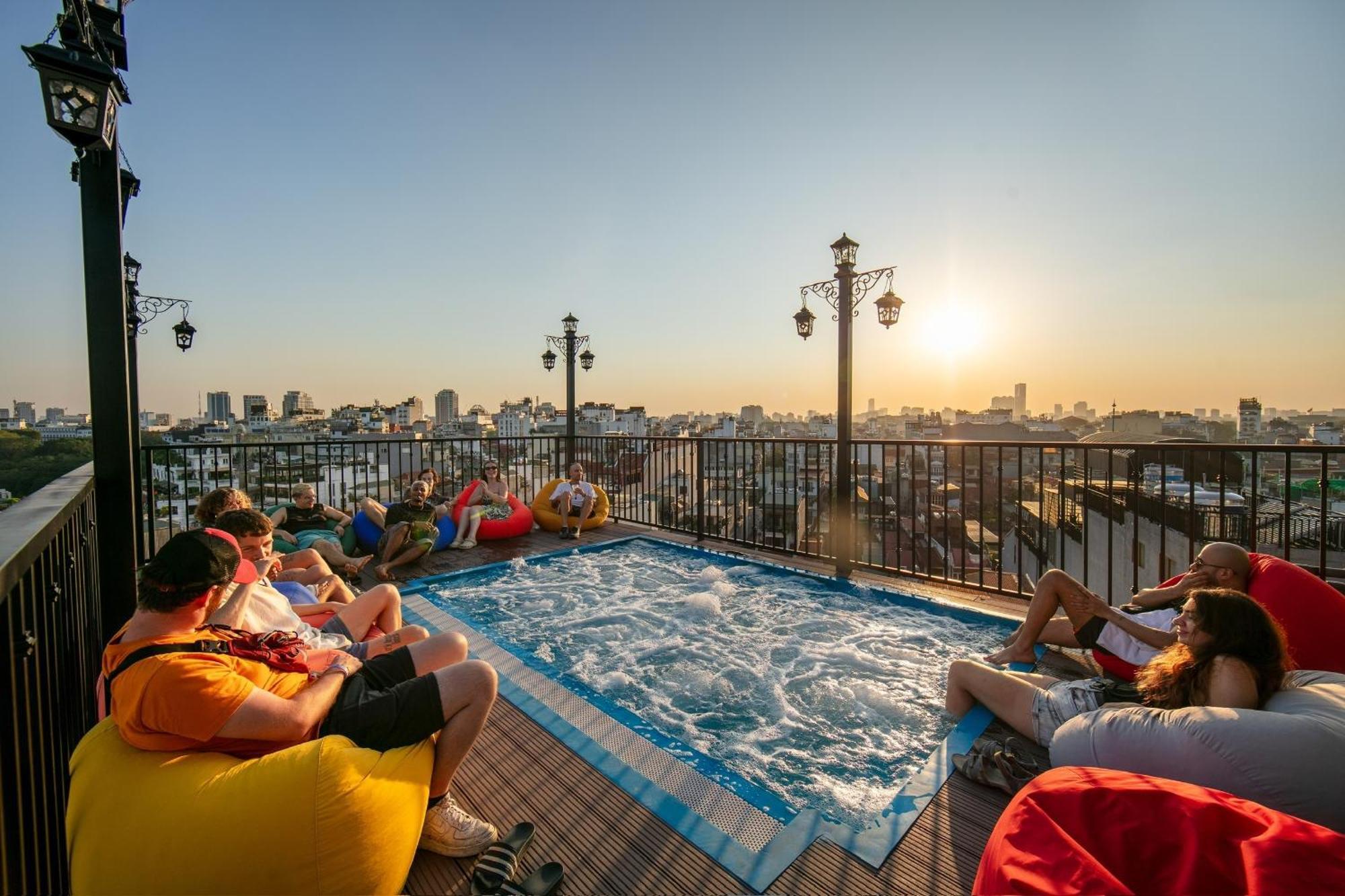 האנוי Lakeview Backpackers Hostel & Rooftop Bar מראה חיצוני תמונה